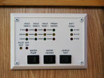 Anzeige der Füllstände der verschiedenen Tanks am Fahrzeug und der Batterie