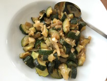 Penne mit geratenen Zucchini-Würfeln