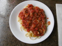 Spaghetti mit gewürfelten Tomaten