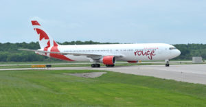 Air Canada Rouge, Boeing 767 für die Strecke Berlin–Toronto