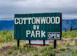 Schild »Cottonwood RV Park« am Alaska Highway