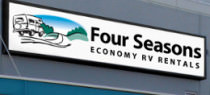 Logo von Four Seasons RV Rentals auf einem Schild