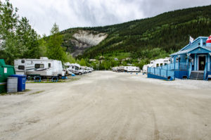 Fahrbahn auf dem Goldrush Campground in Dawson City