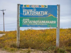 Tafel am Ortseingang von Tuktoyaktuk, Northwest Territories