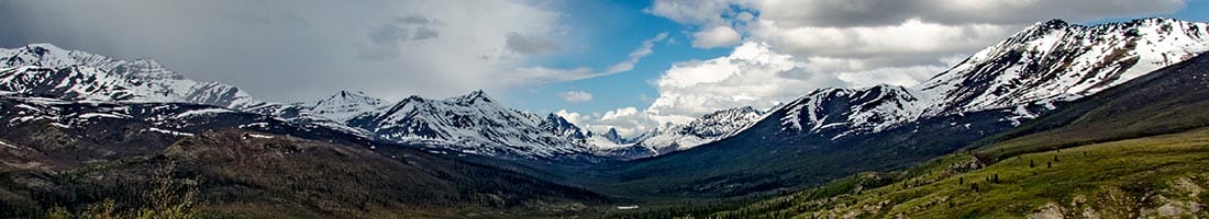 Ein Bergpanorama im Yukon, am Rande des Dempster Highways, einer sehr beliebten Route für Wohnmobilreisen in Kanada.