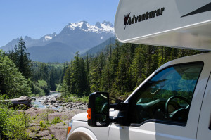 Truck Camper vor schöner Landschaft in Kanada. Symbolbild für Wohnmobil mieten Kanada